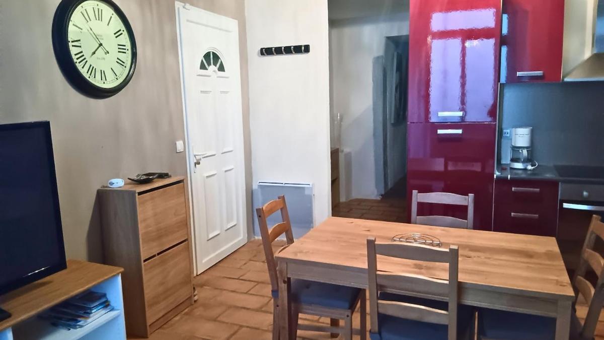 Appartement Pour 4 Personnes Dans Une Rue Tres Calme Saint-Laurent-le-Minier Exterior photo